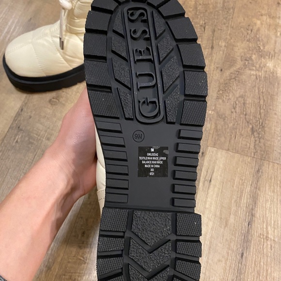 NWT Guess Leeda Padded Logo Snow Boots, size 9 - Picture 6 of 9